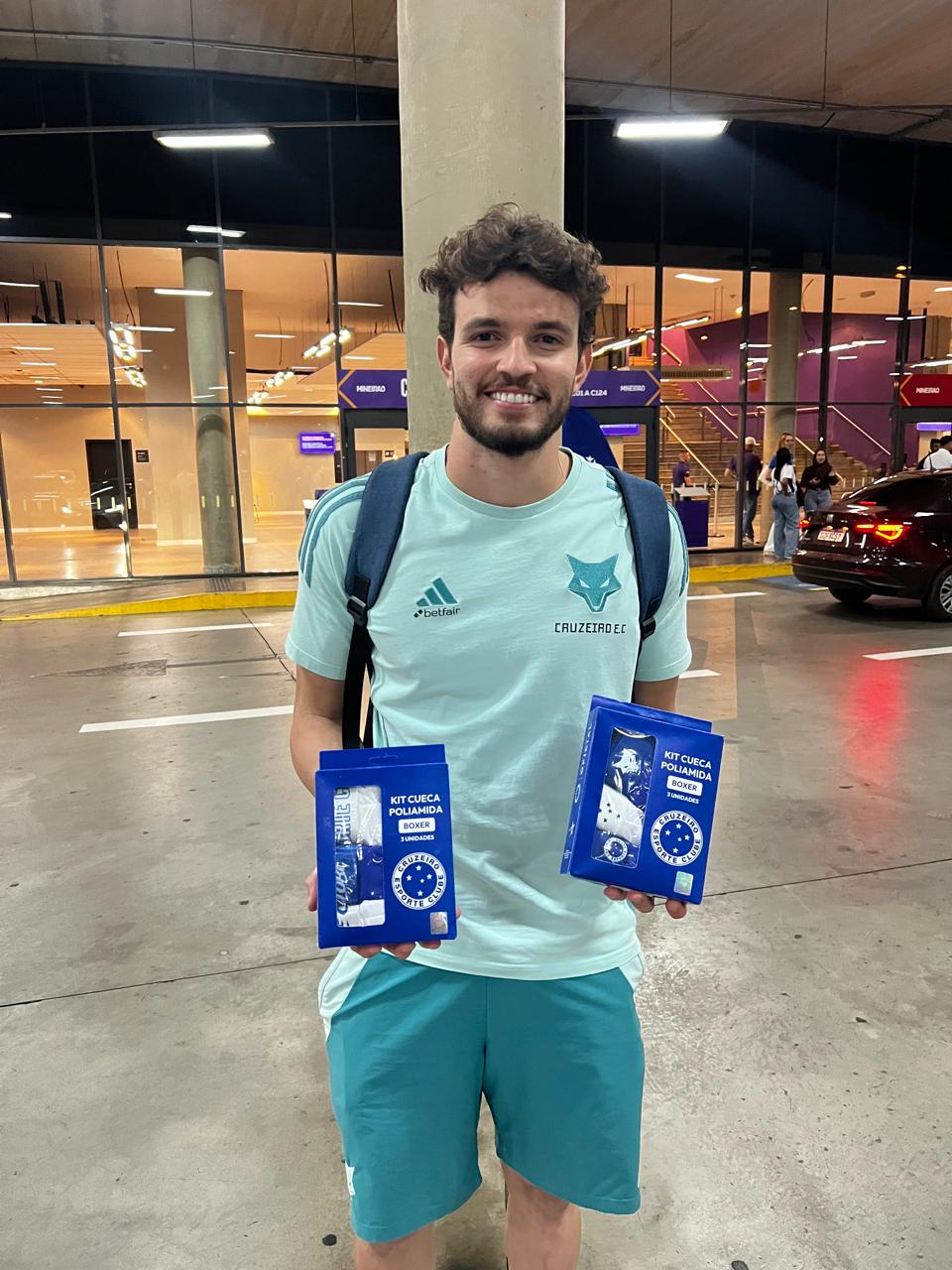Otávio, goleiro do Cruzeiro Esporte Clube, com kits Stellare